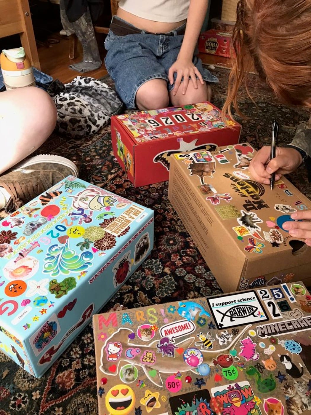 Décoration de boîtes à souvenirs en atelier