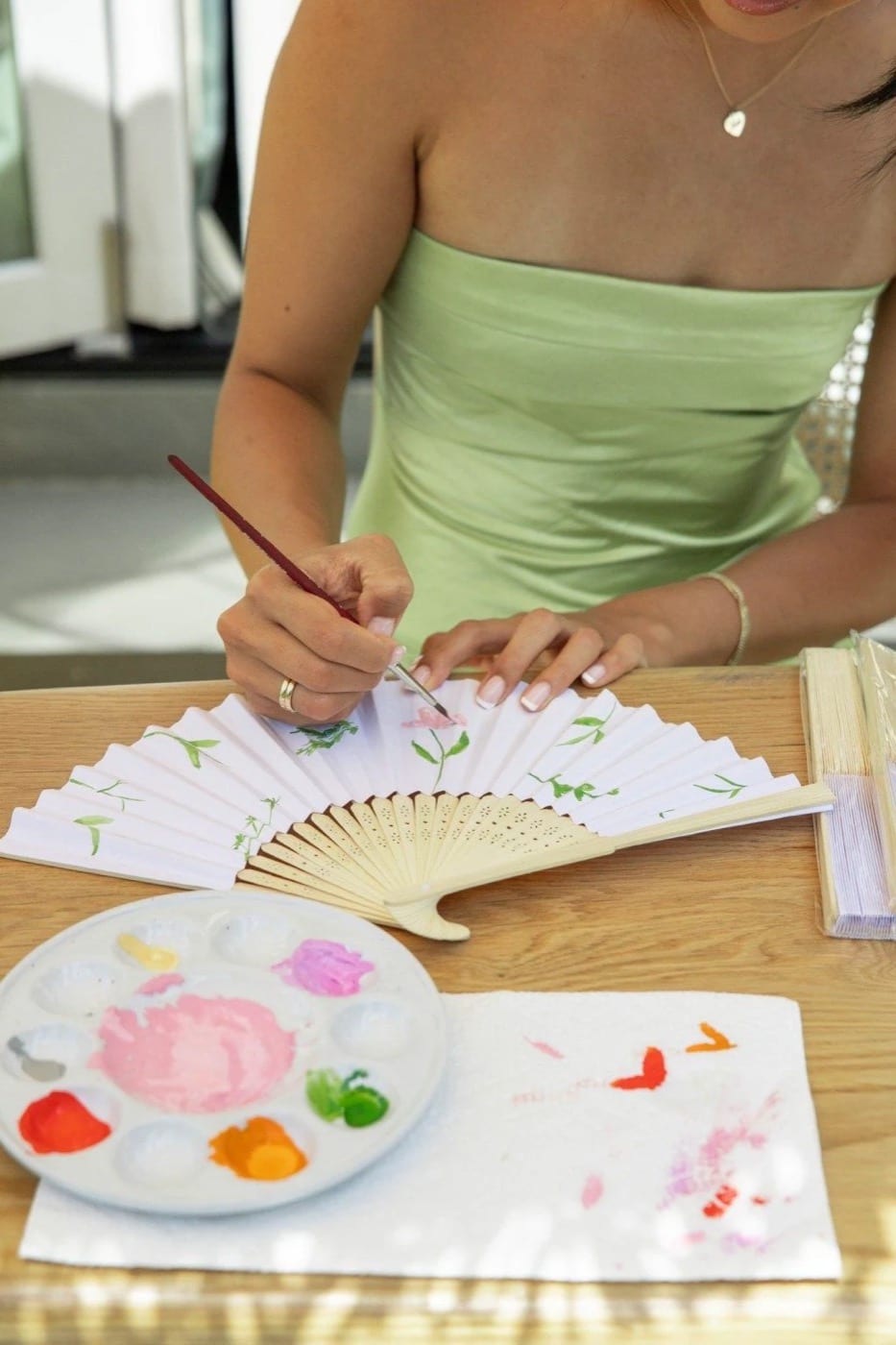 Peinture d’un éventail pendant l’atelier