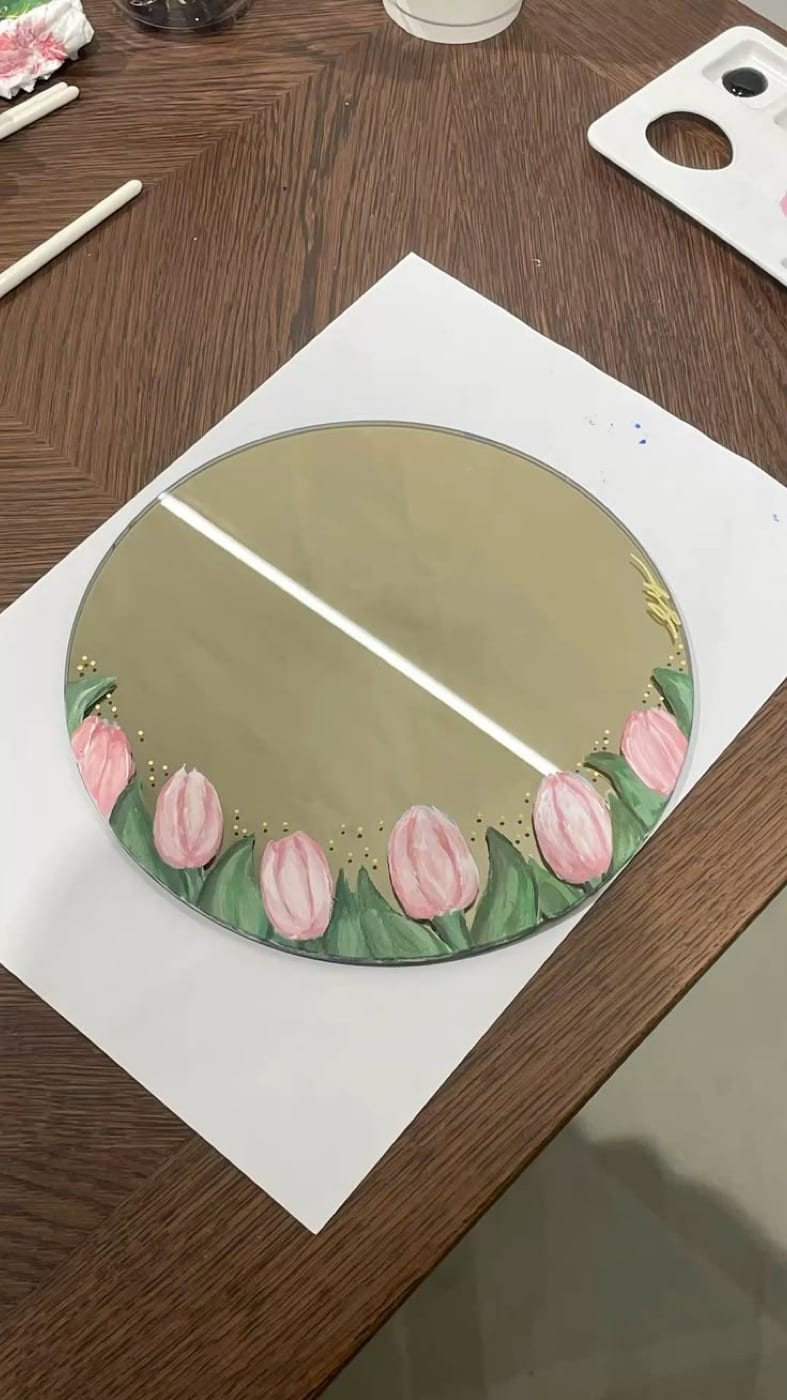 Miroir orné de tulipes roses peintes